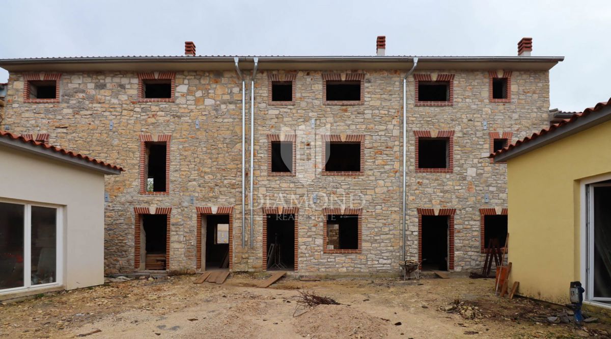 Svetvinčenat, okolica, kamnita hiša z bazenom