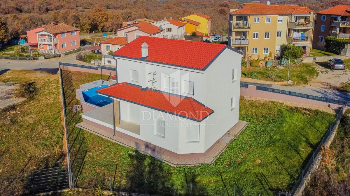 Buje, moderna nova hiša z bazenom na mirni lokaciji!