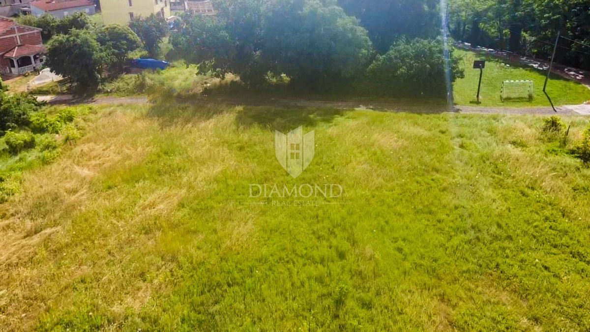 Poreč, okolica, zazidljivo zemljišče pravilne oblike!