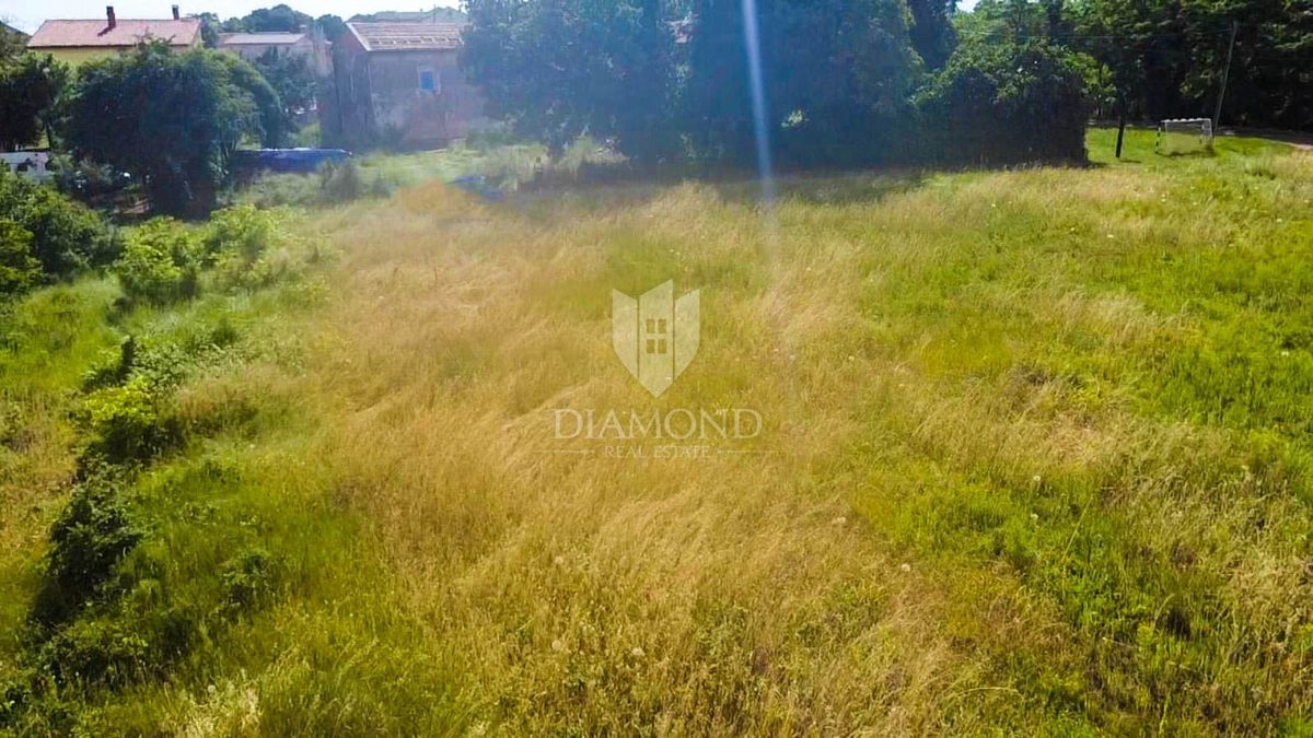 Poreč, okolica, zazidljivo zemljišče pravilne oblike!