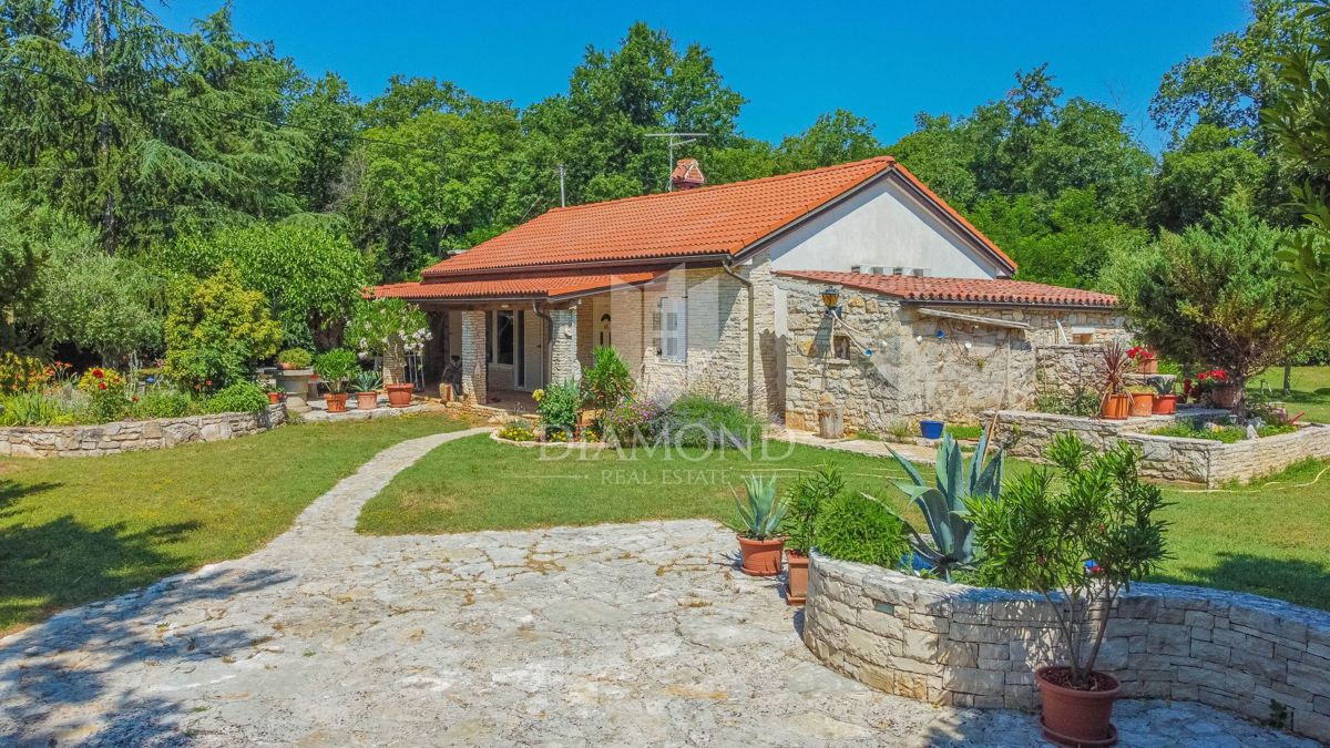 Lovrečica, okolica! Čudovita enonadstropna hiša z velikim vrtom!
