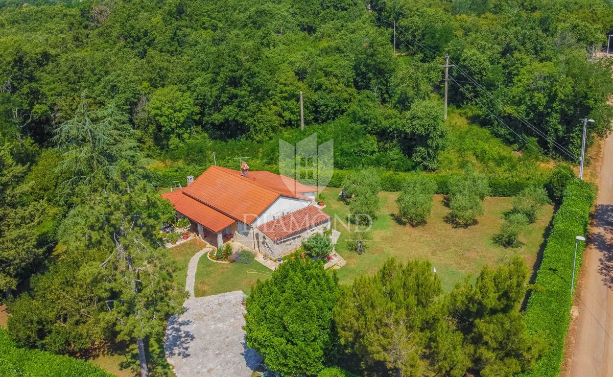 Lovrečica, okolica! Čudovita enonadstropna hiša z velikim vrtom!