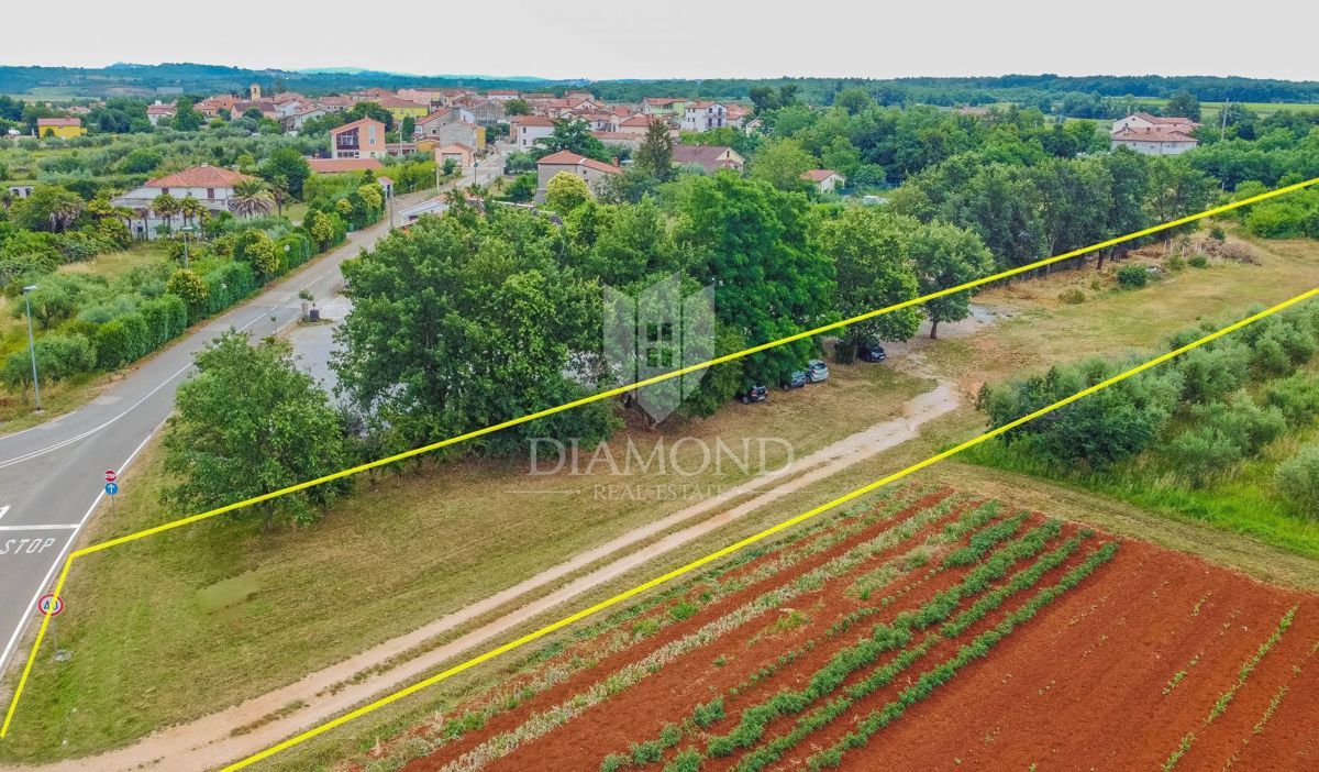 Umag, okolica! Veliko gradbeno zemljišče!