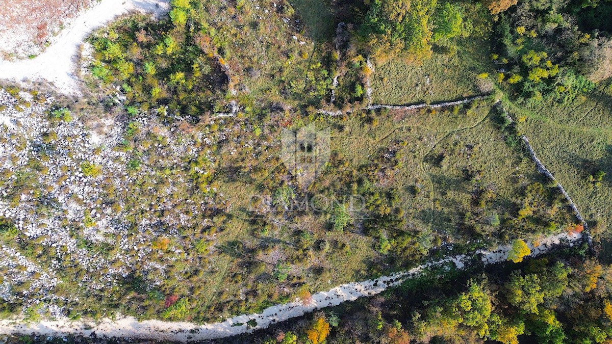 Labin, gradbena parcela v predmestju z odprtim pogledom