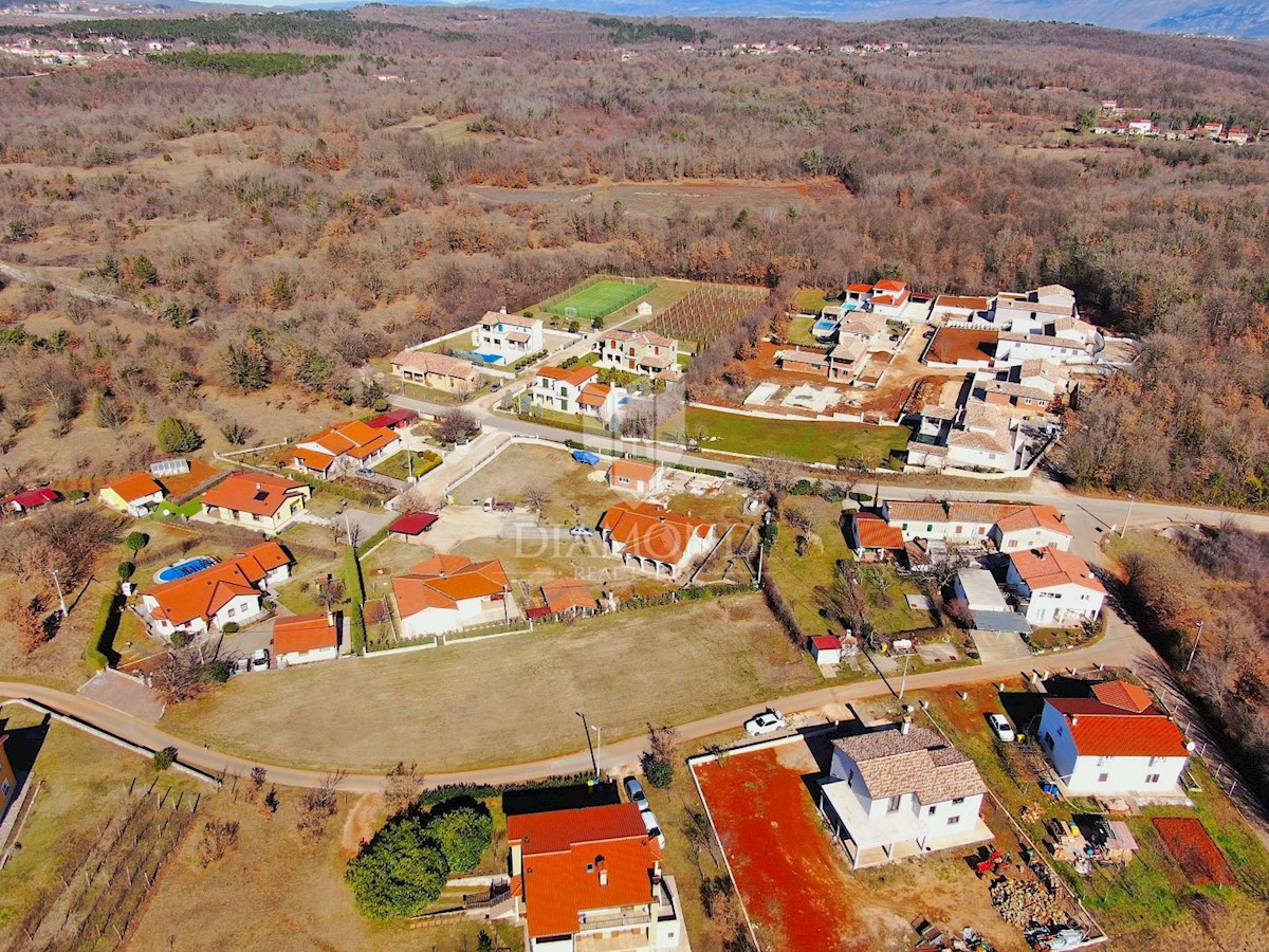 Labin, gradbeno zemljišče s projektom in gradbenim dovoljenjem