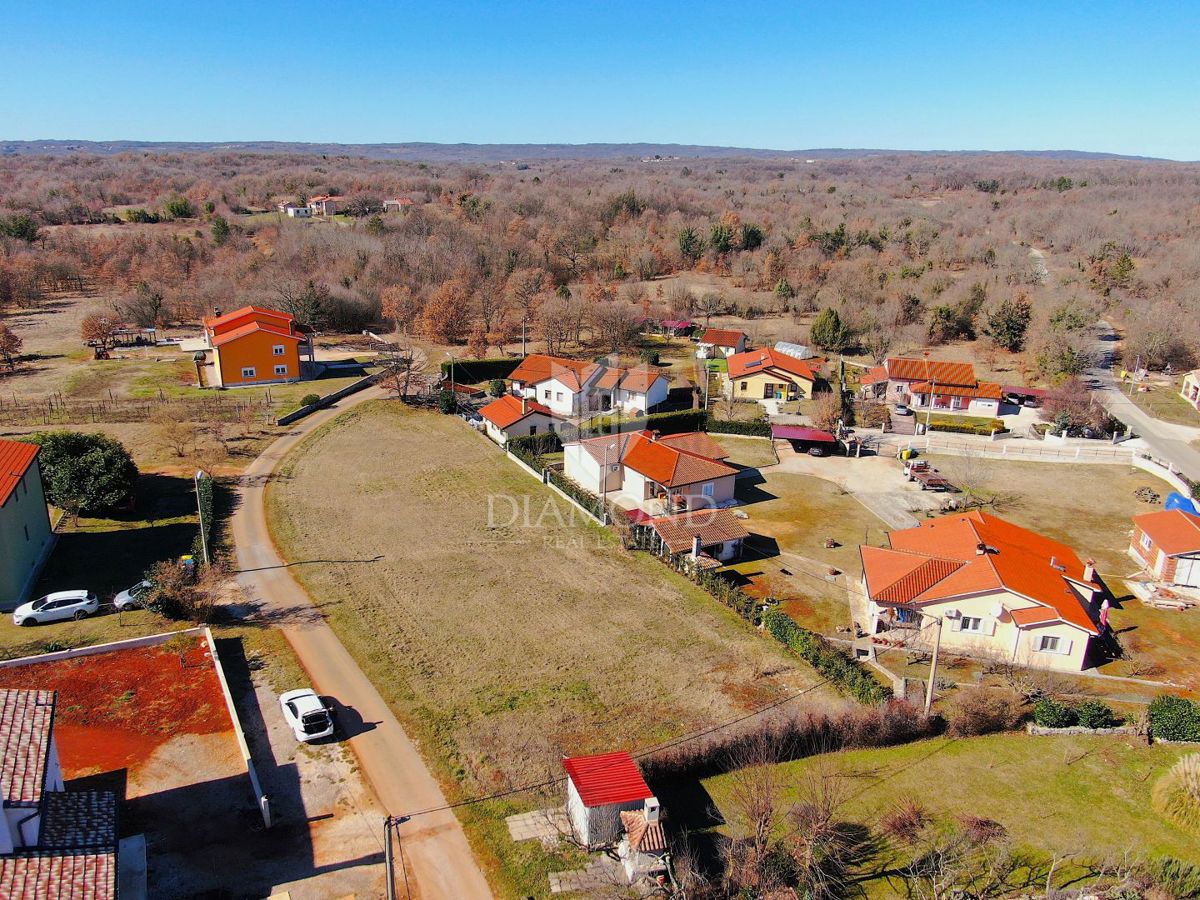 Labin, gradbeno zemljišče s projektom in gradbenim dovoljenjem