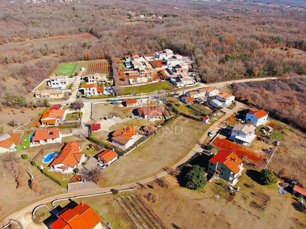 Labin, gradbeno zemljišče s projektom in gradbenim dovoljenjem