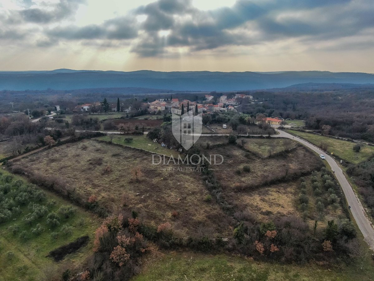 Impresivno zemljišče na mirni lokaciji v bližini Rovinja