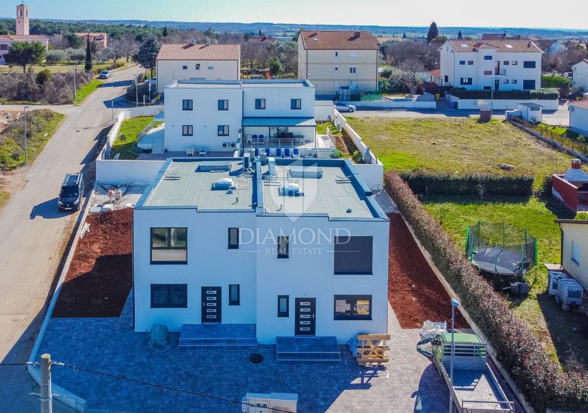 Umag, okolica! Moderno opremljena hiša z bazenom!