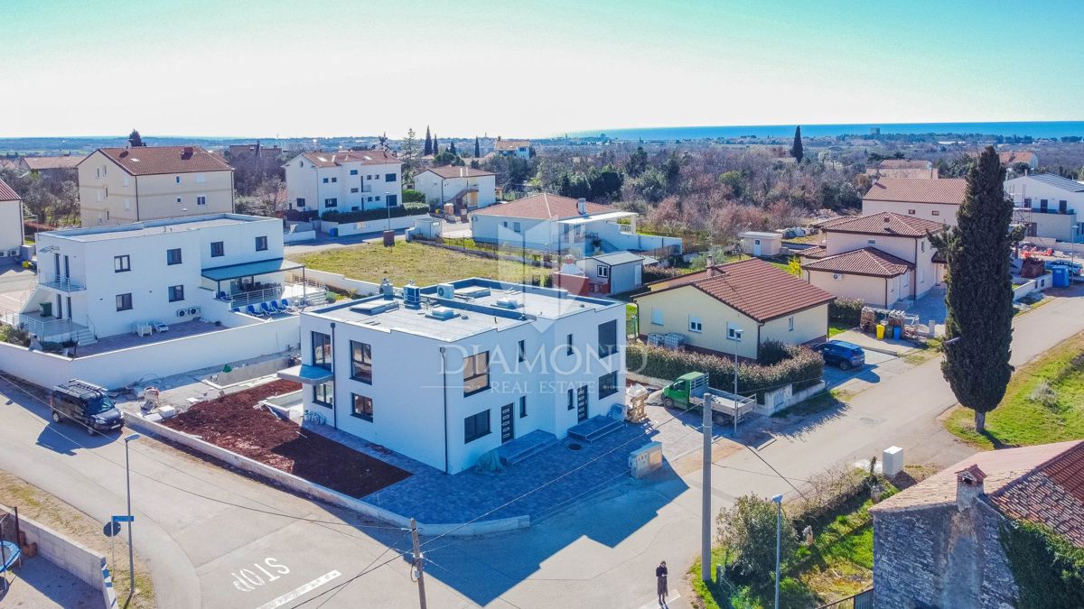 Umag, okolica! Moderno opremljena hiša z bazenom!