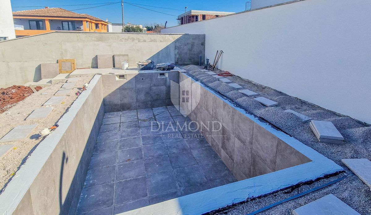 Umag, okolica! Moderno opremljena hiša z bazenom!