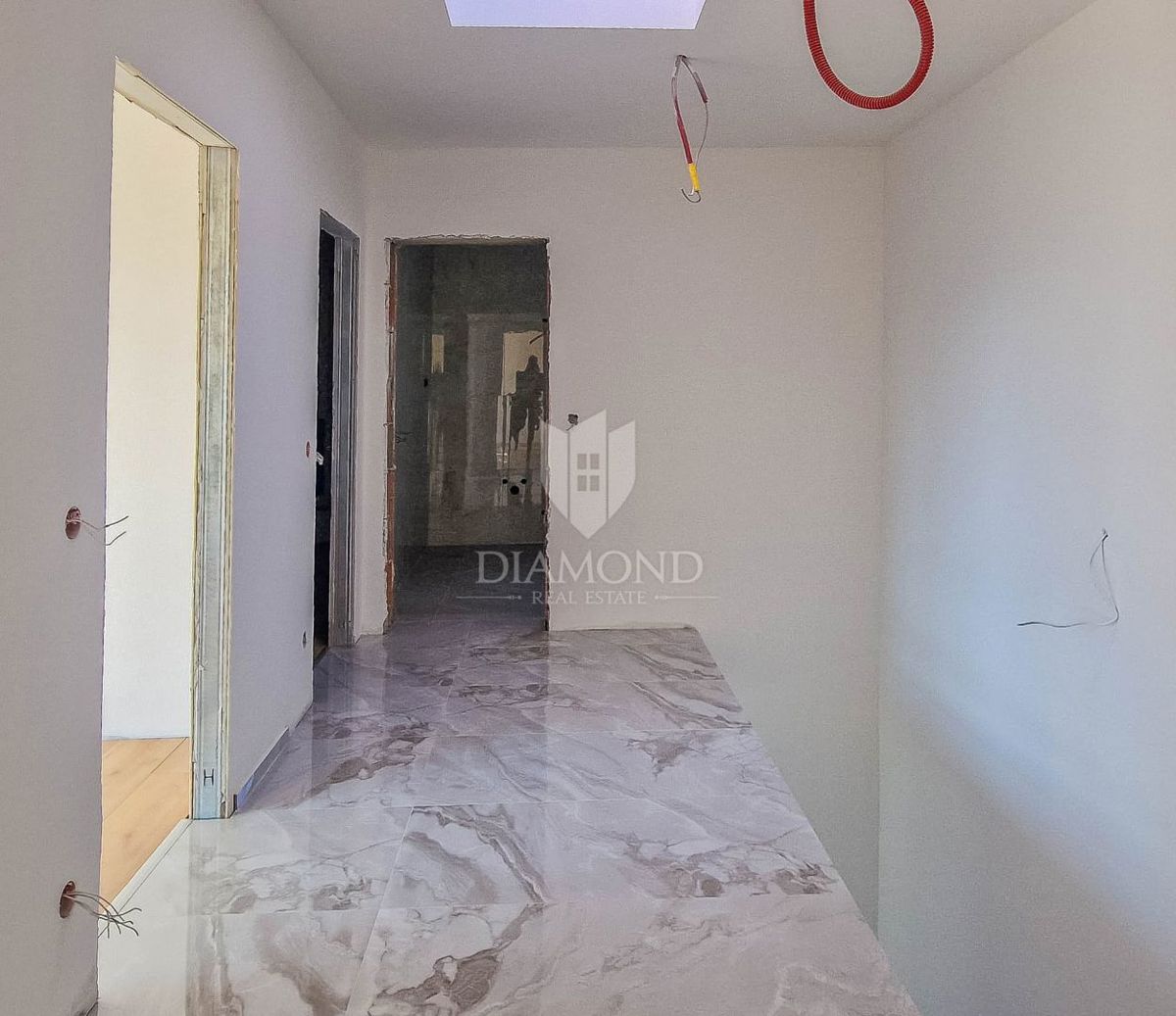 Umag, okolica! Moderno opremljena hiša z bazenom!