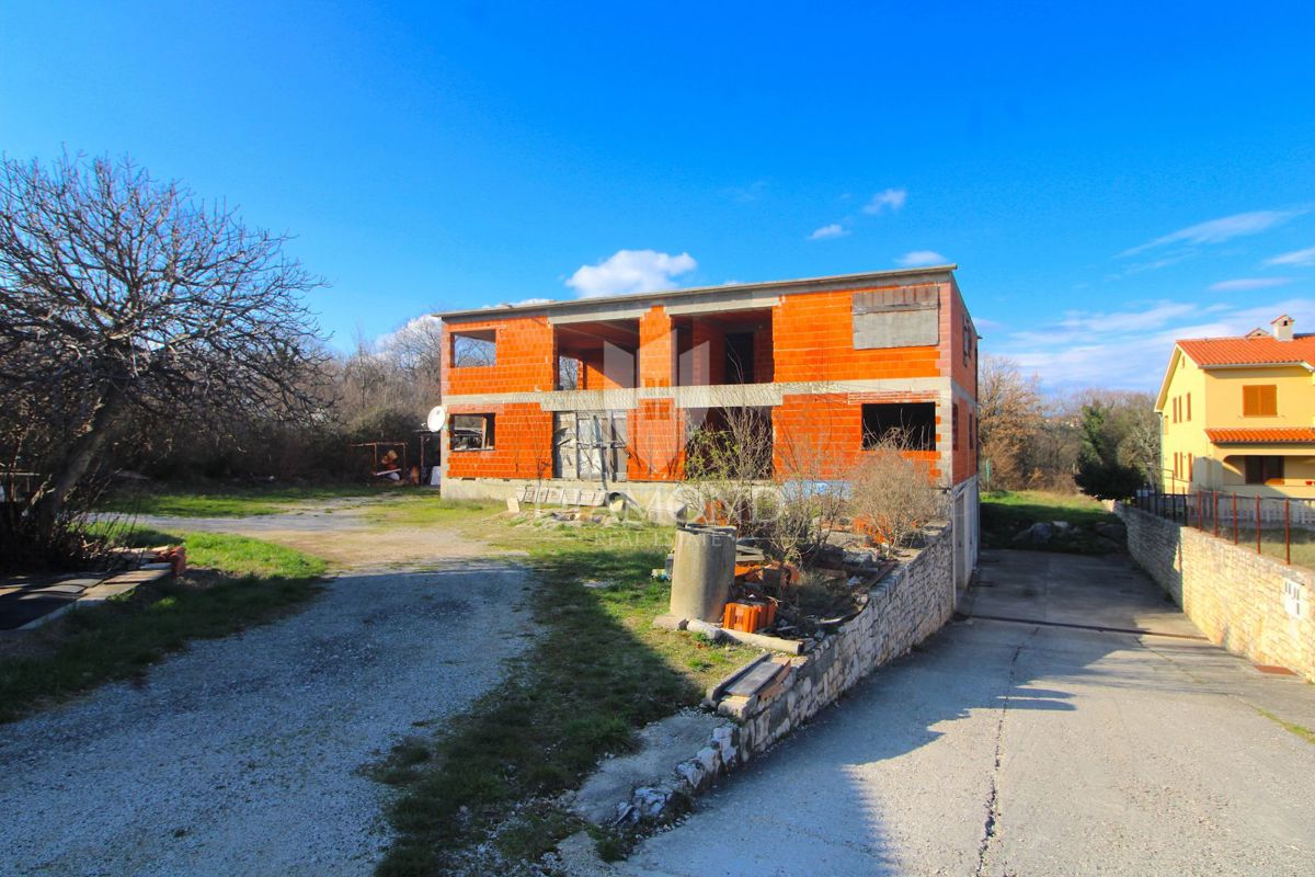 Labin, okolica mesta, Rohbau objekti z velikim zemljiščem