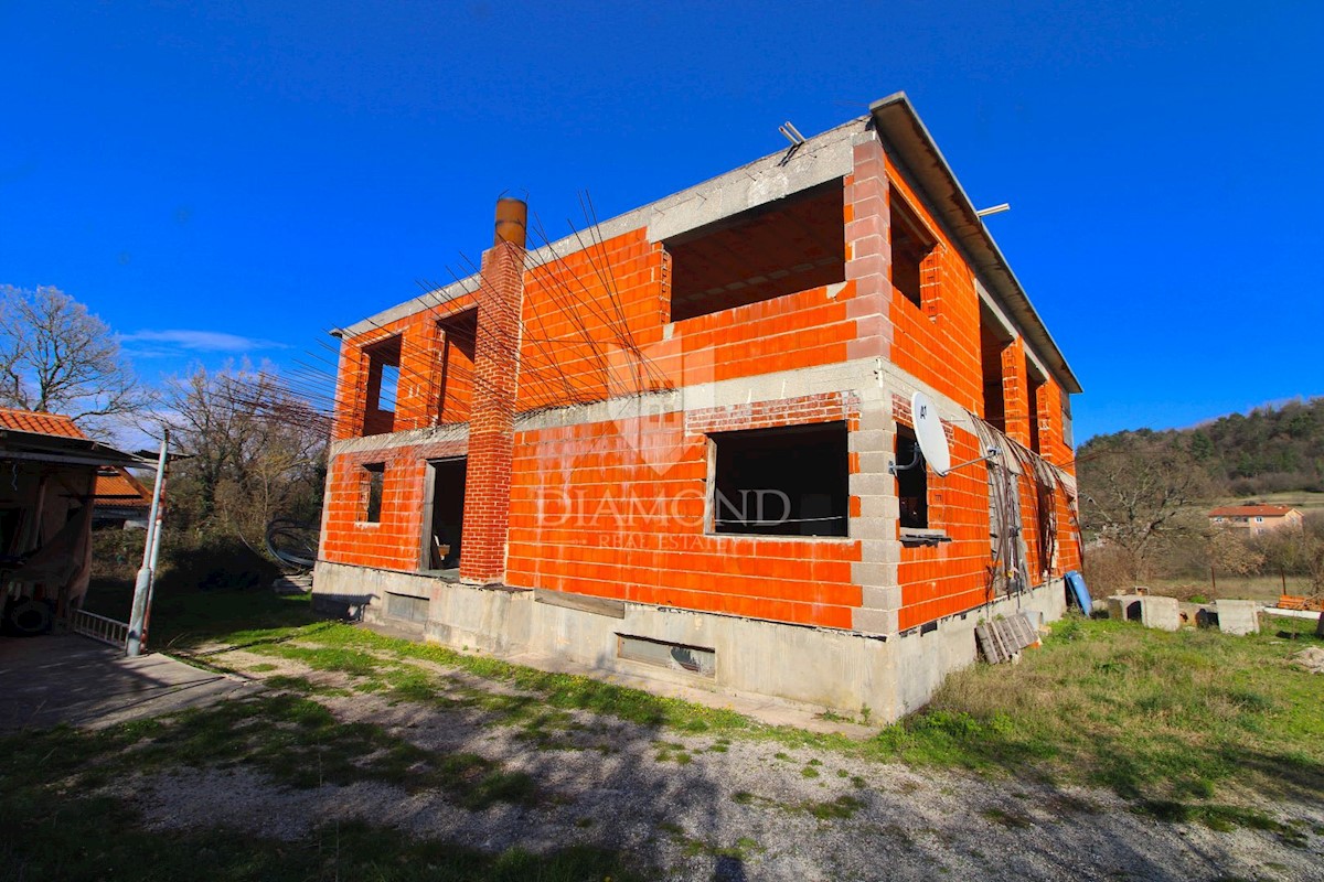 Labin, okolica mesta, Rohbau objekti z velikim zemljiščem