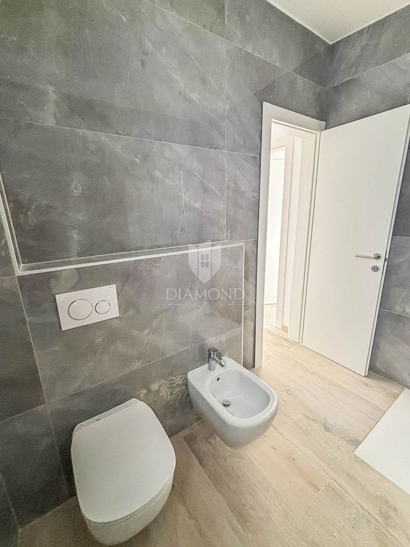 Umag, Lovrečica, Trisobno stanovanje v drugem nadstropju!