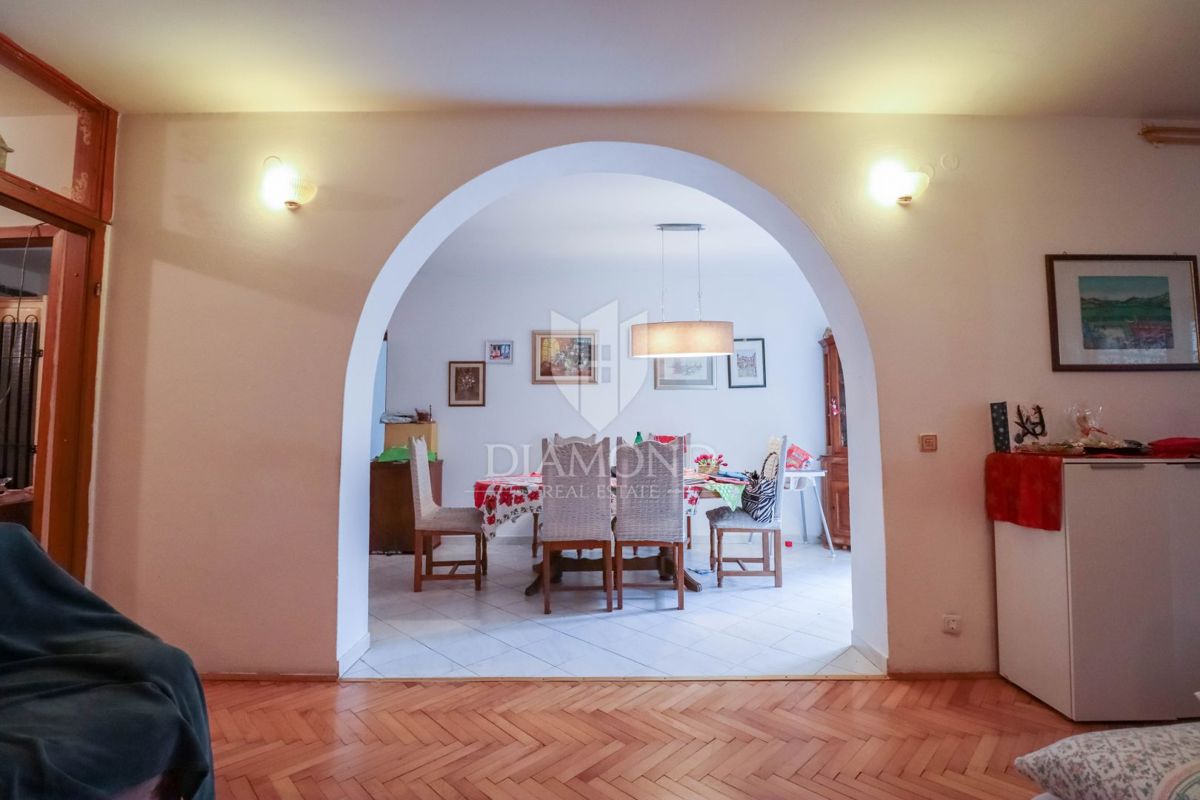 Rovinj, hiša s petimi enotami blizu strogem centru mesta