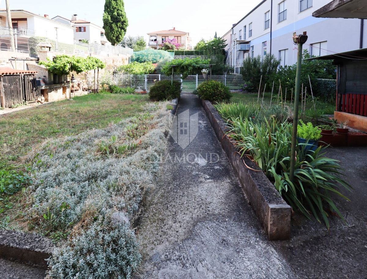 Priložnost! Apartma v pritličju z vrtom, prva vrsta do morja!