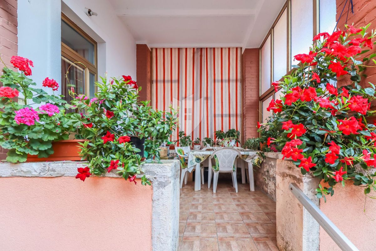 Priložnost! Apartma v pritličju z vrtom, prva vrsta do morja!