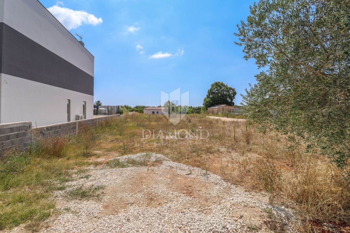 Zemljišče z gradbenim dovoljenjem in projektom v bližini Vodnjana! 