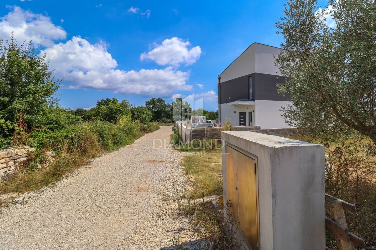 Zemljišče z gradbenim dovoljenjem in projektom v bližini Vodnjana! 