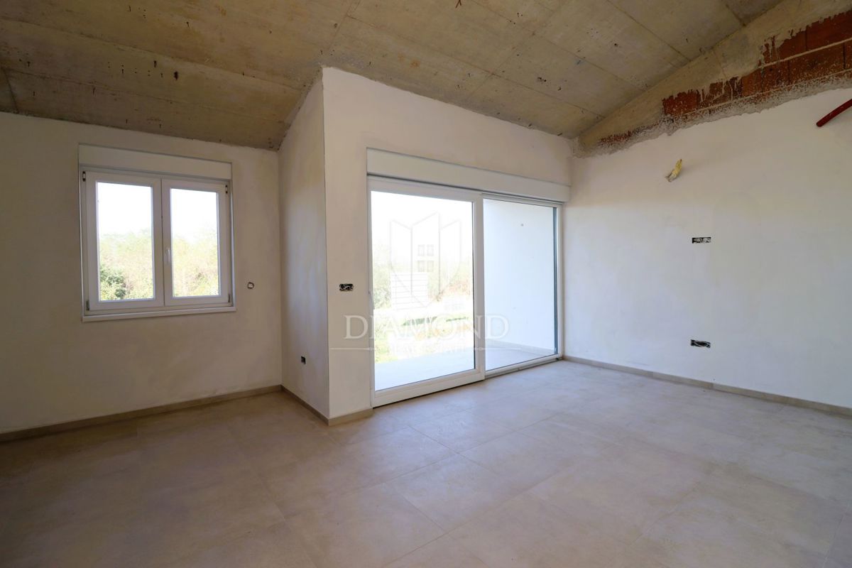 Poreč, okolica, stanovanje v novogradnji z vrtom