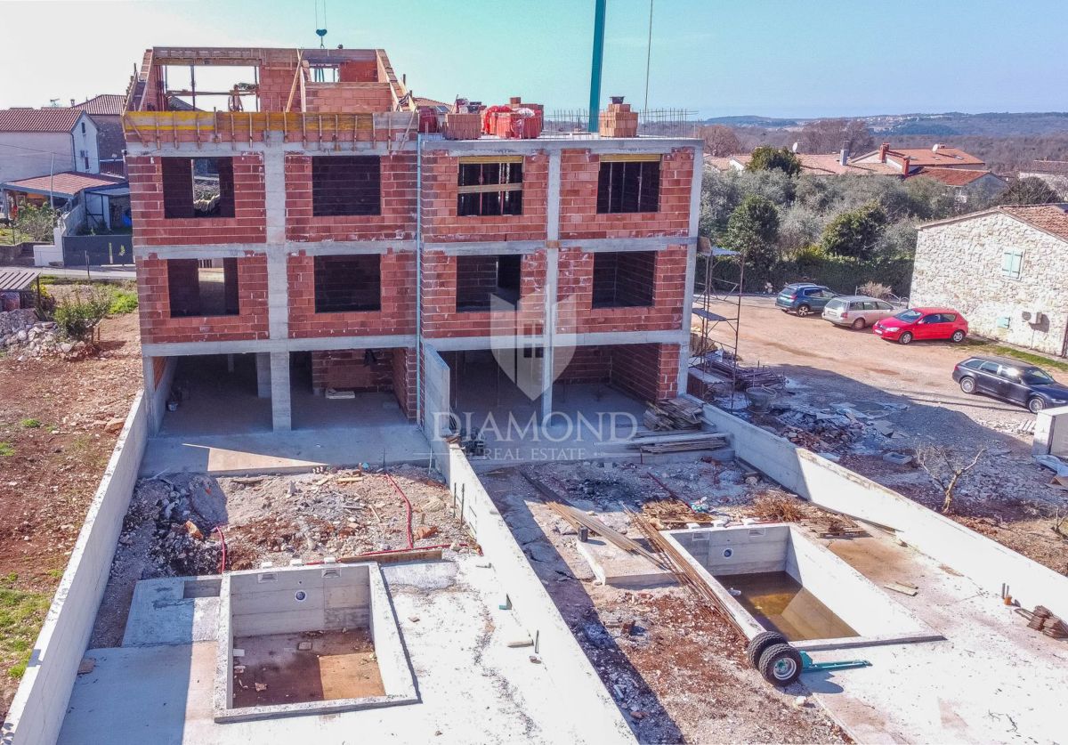Poreč, luksuzno stanovanje v pritličju z bazenom in vrtom!