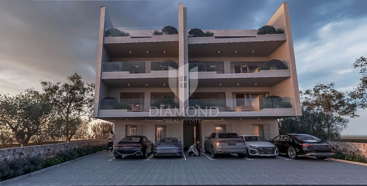 Poreč, luksuzno stanovanje v pritličju z bazenom in vrtom!