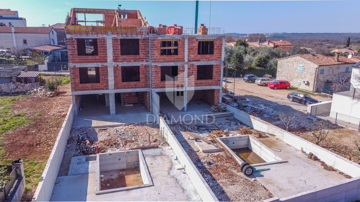 Poreč, luksuzno stanovanje v pritličju z bazenom in vrtom!