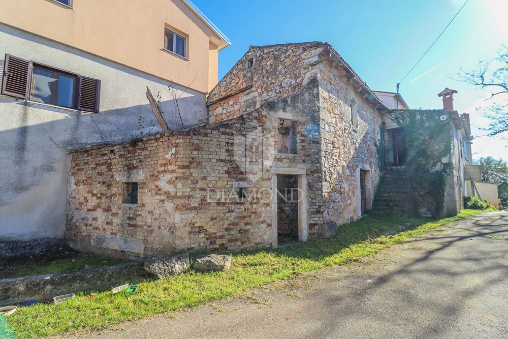 Hiša za obnovo z velikim dvoriščem v osrednji Istri! 