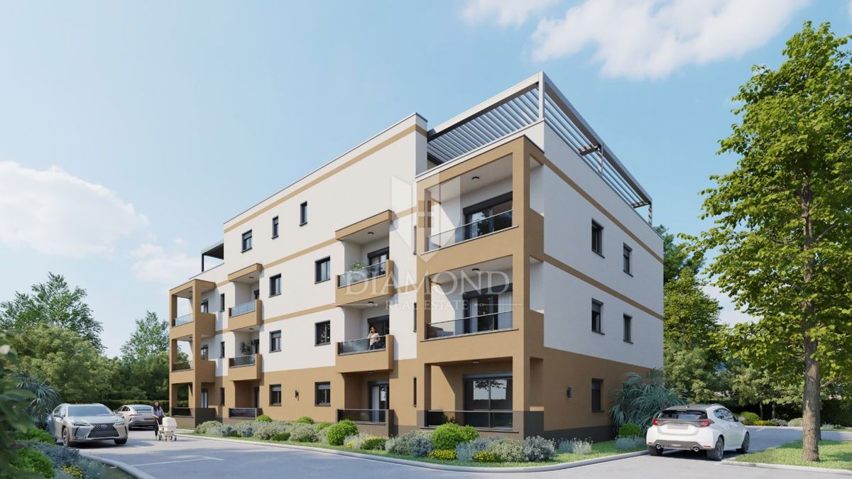 Razkošen penthouse z dvema strešnima terasama, 2 km od morja!