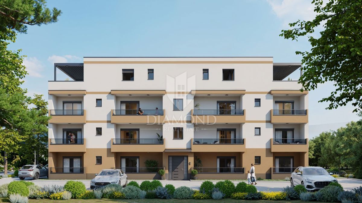 Razkošen penthouse z dvema strešnima terasama, 2 km od morja!
