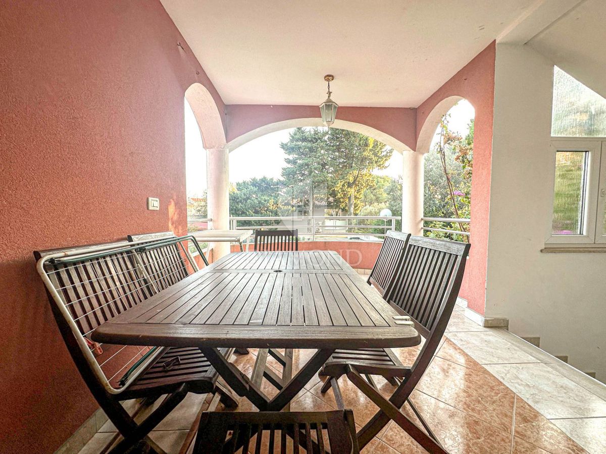 Apartma v centru Premanture, 800m od morja