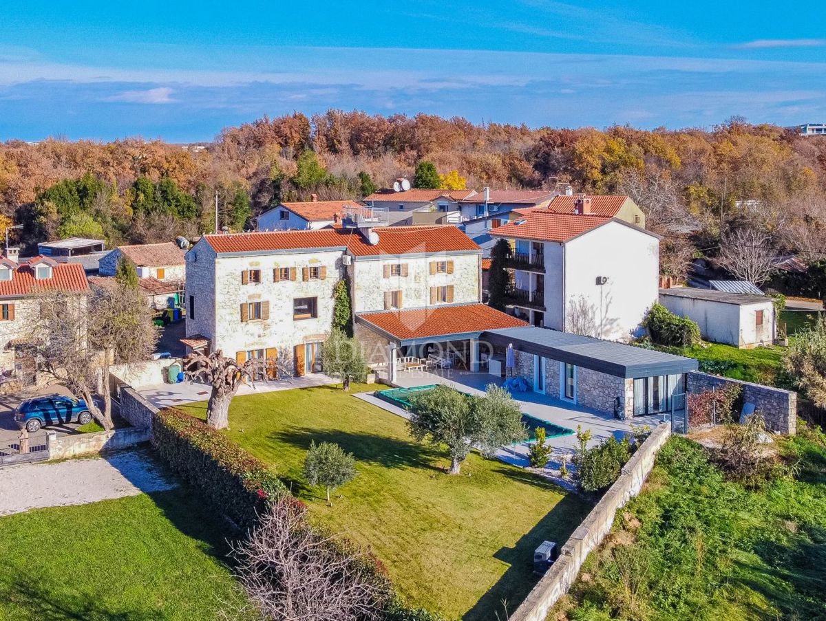 Novigrad, okolica! Čudovita kamnita vila z bazenom!