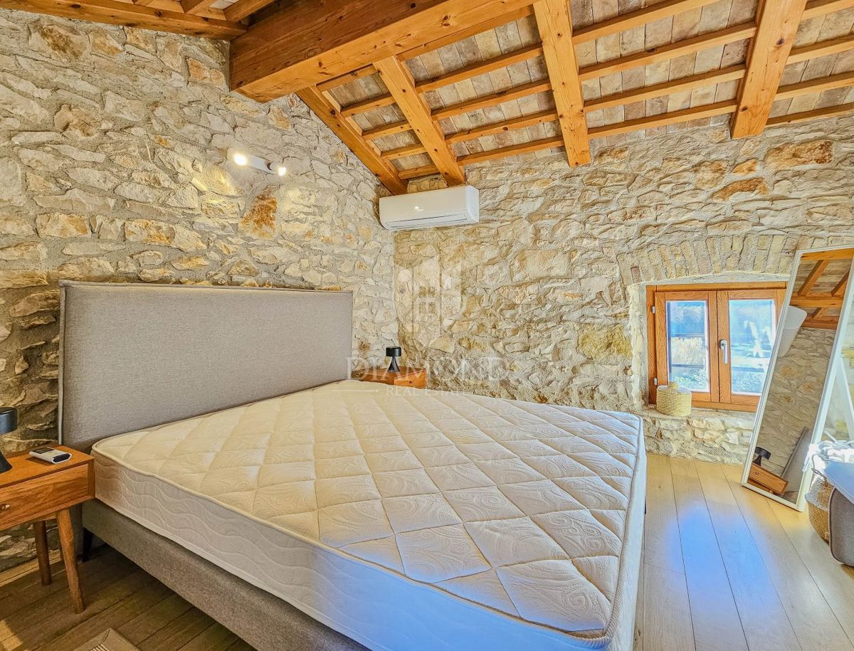 Novigrad, okolica! Čudovita kamnita vila z bazenom!