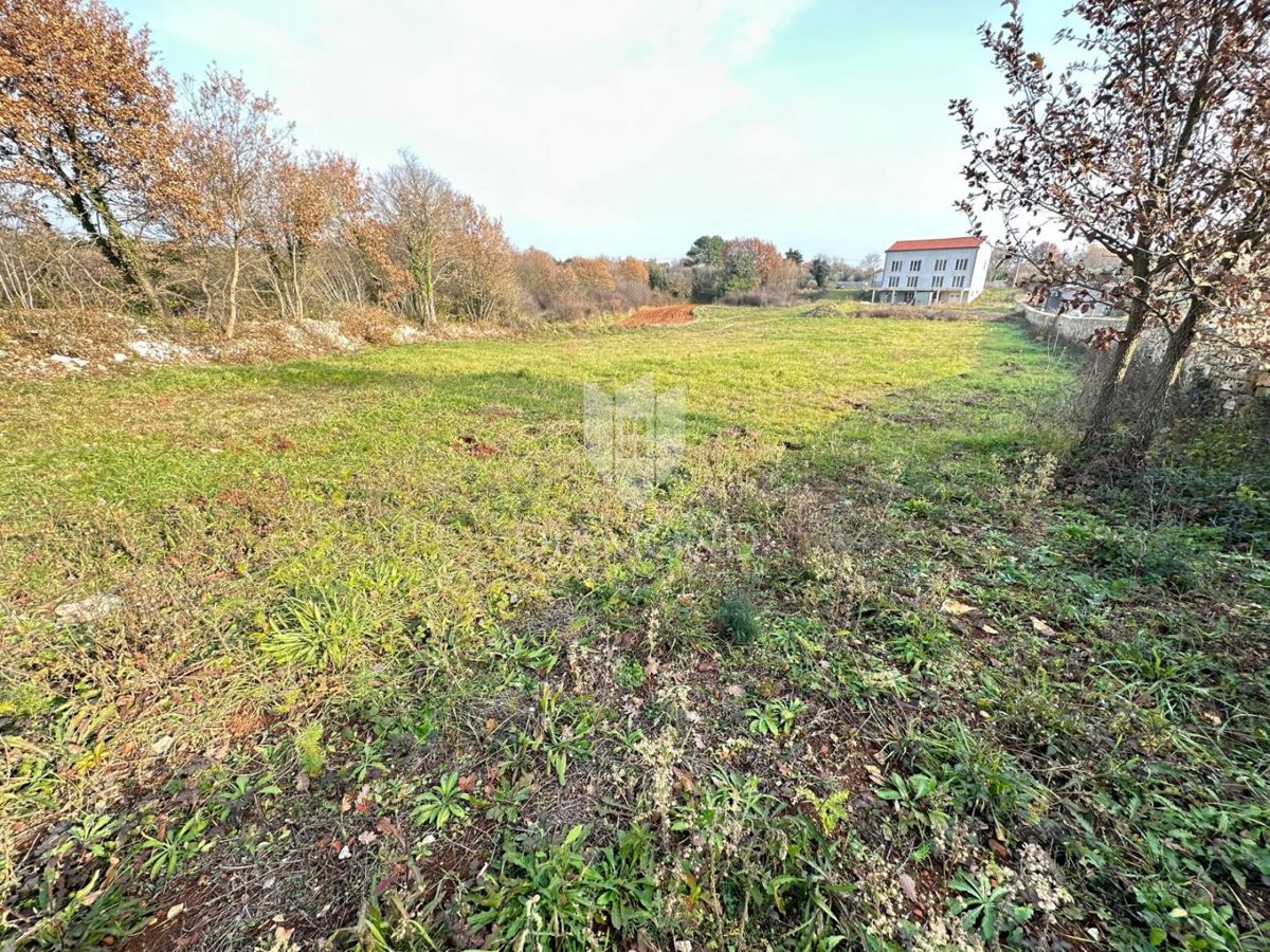 Istra, Zazidljivo zemljišče 3 km od morja