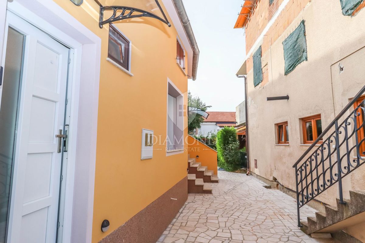 PRILOŽNOST! Apartmajska hiša 200 m od morja, Pješčana Uvala! 