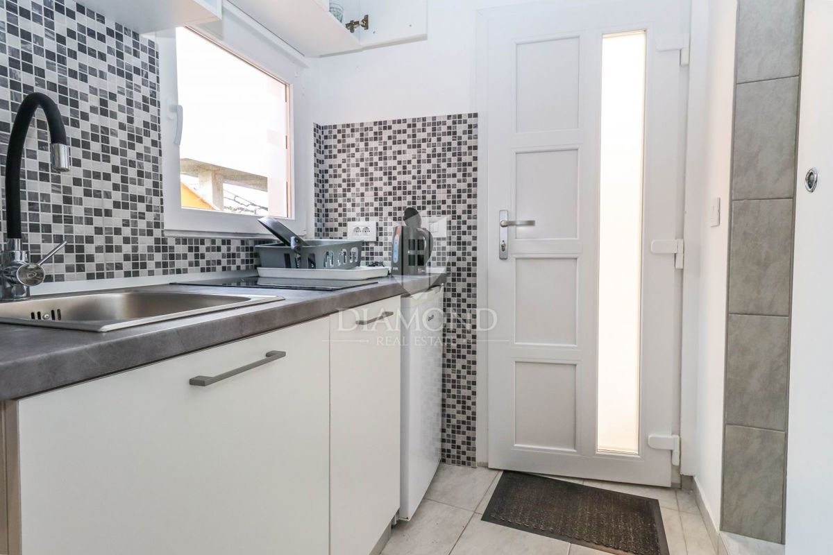 PRILOŽNOST! Apartmajska hiša 200 m od morja, Pješčana Uvala! 