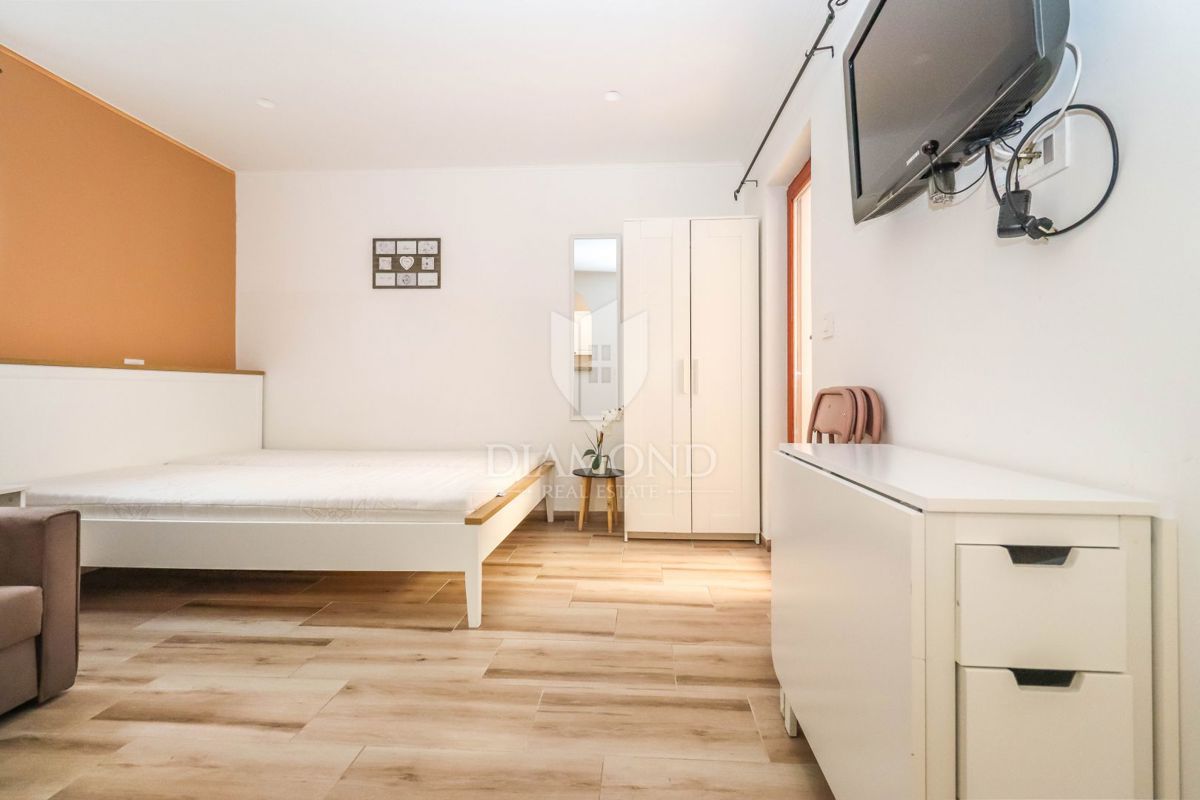 PRILOŽNOST! Apartmajska hiša 200 m od morja, Pješčana Uvala! 