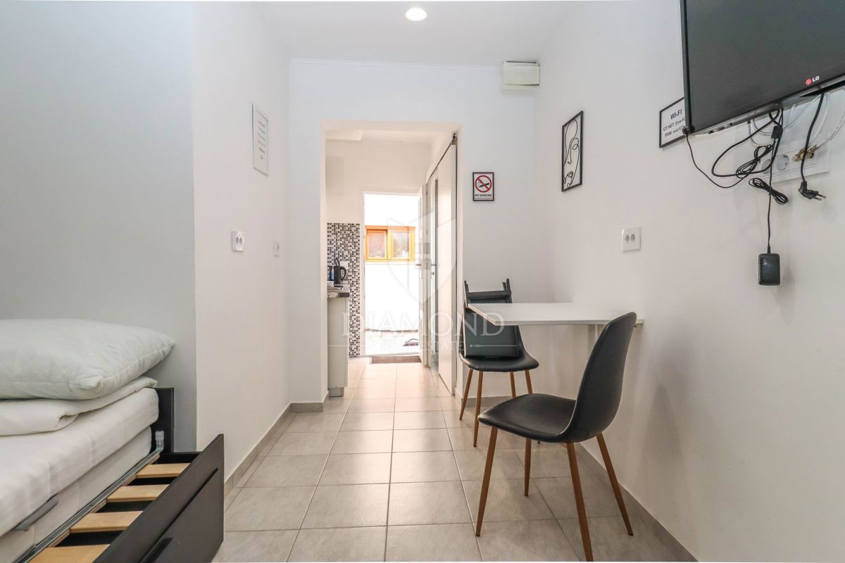 PRILOŽNOST! Apartmajska hiša 200 m od morja, Pješčana Uvala! 