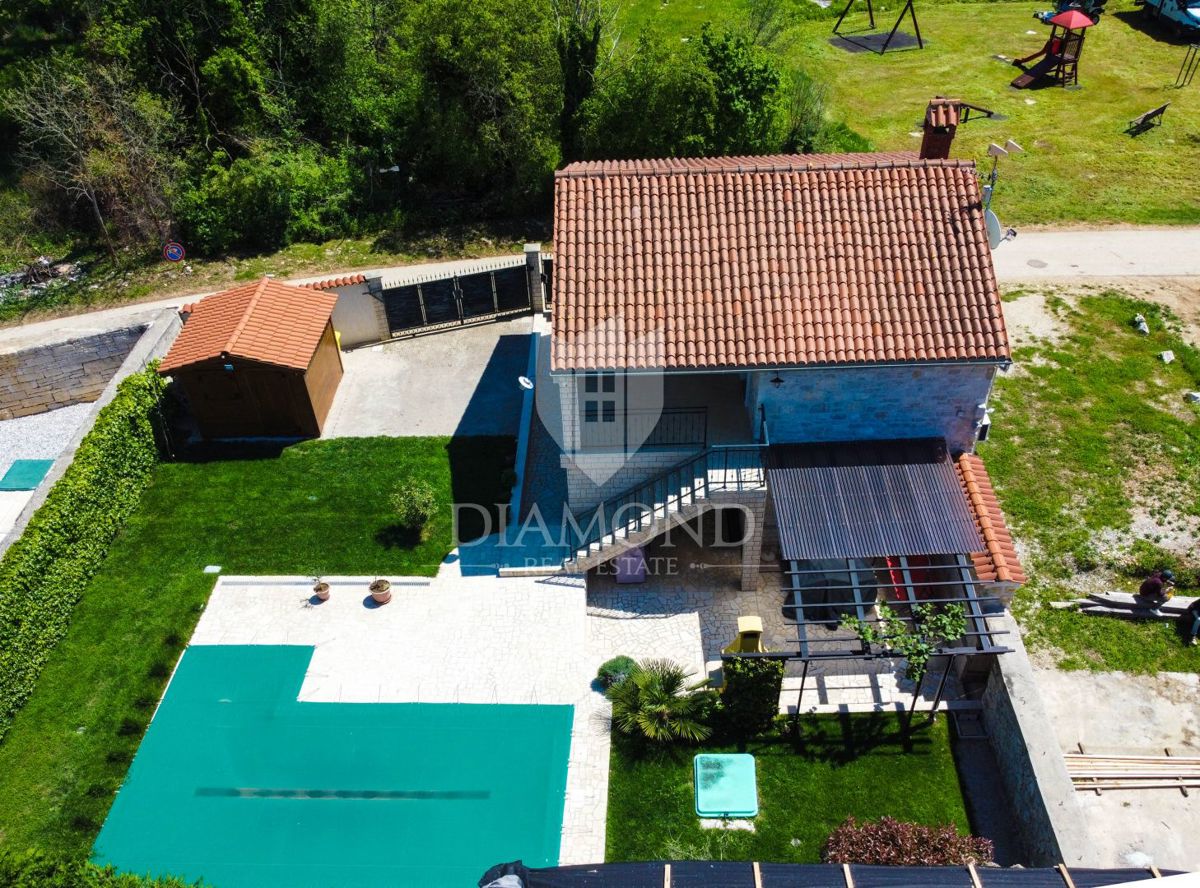 Poreč, okolica, prenovljena avtohtona istrska kamnita hiša na mirni lokaciji!