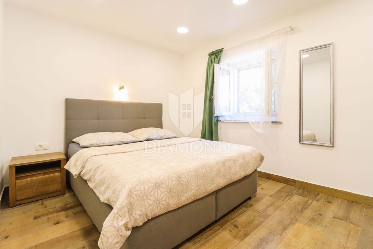Poreč, okolica, prenovljena avtohtona istrska kamnita hiša na mirni lokaciji!