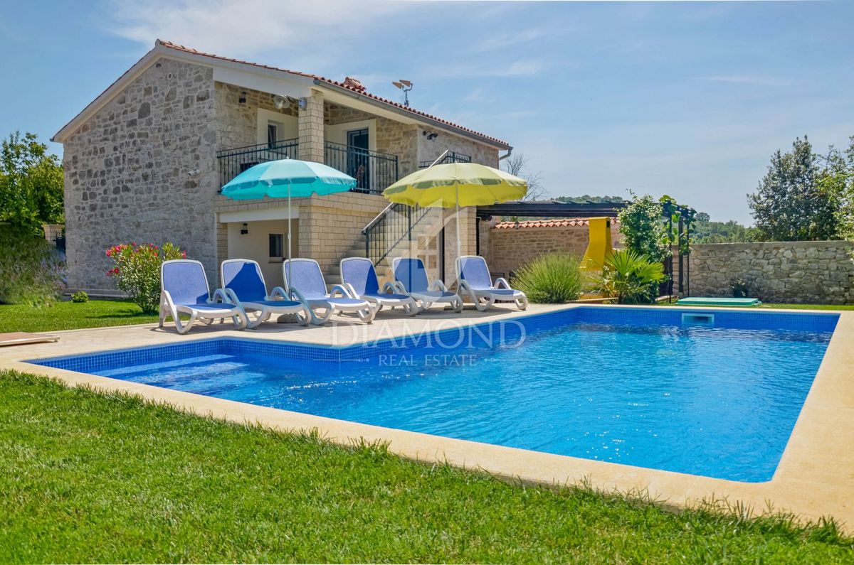 Poreč, okolica, prenovljena avtohtona istrska kamnita hiša na mirni lokaciji!