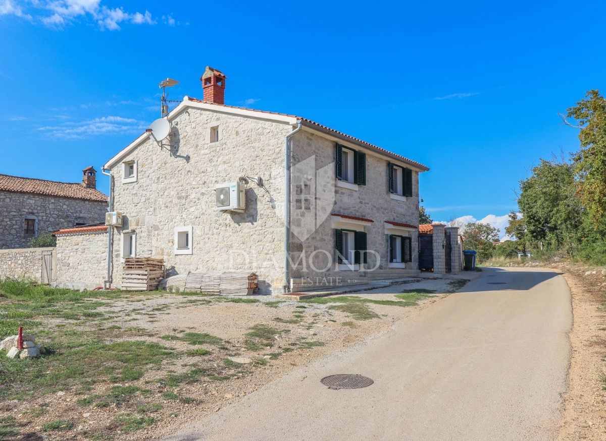 Poreč, okolica, prenovljena avtohtona istrska kamnita hiša na mirni lokaciji!