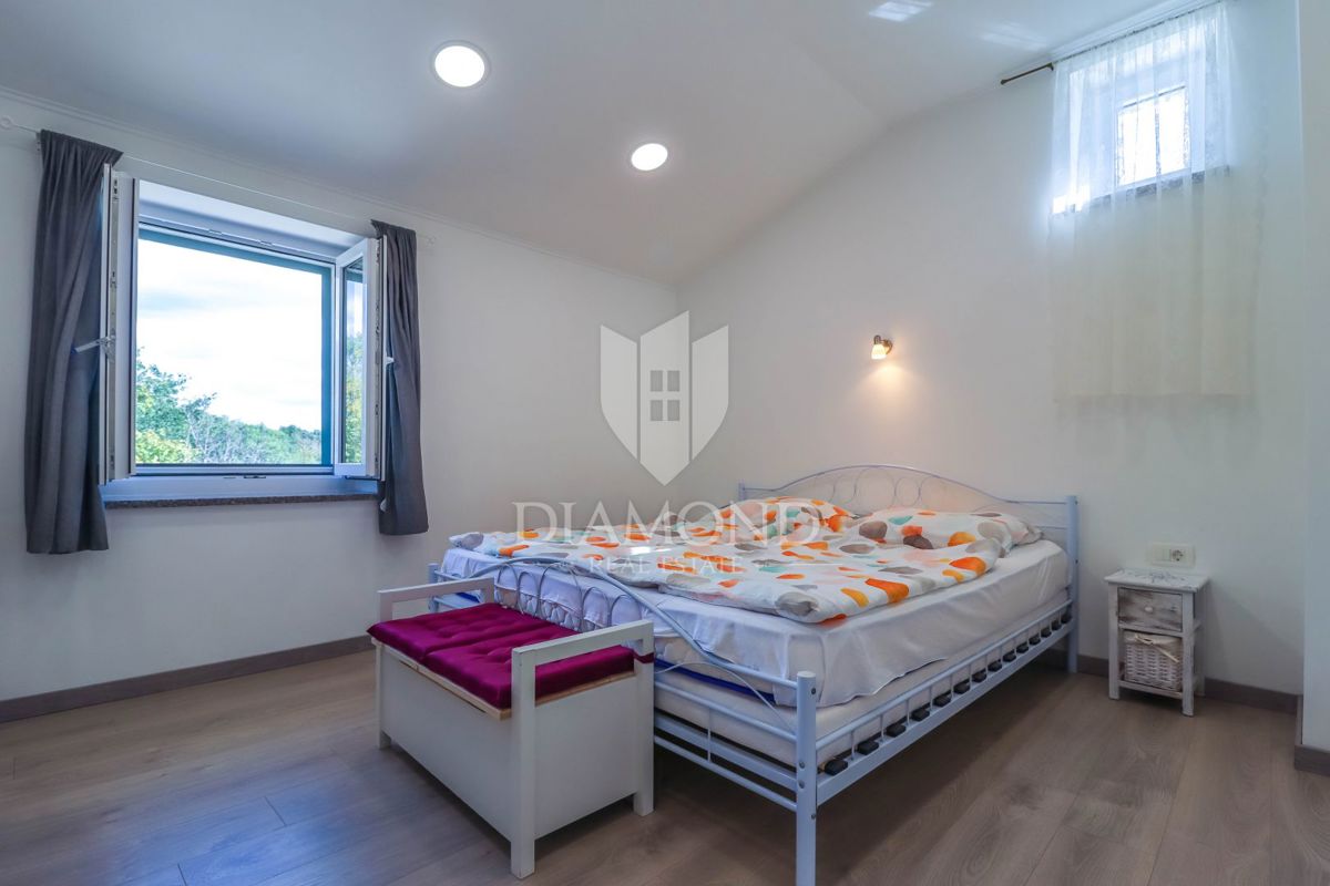 Poreč, okolica, prenovljena avtohtona istrska kamnita hiša na mirni lokaciji!