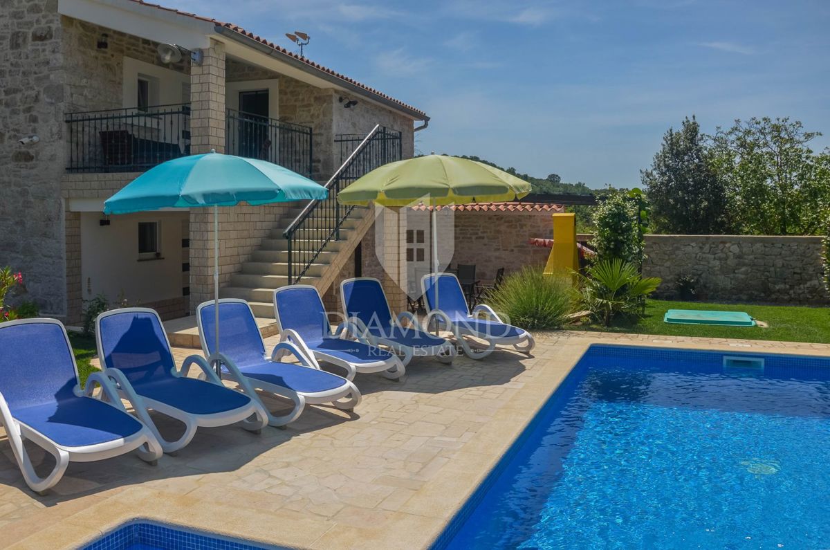 Poreč, okolica, prenovljena avtohtona istrska kamnita hiša na mirni lokaciji!