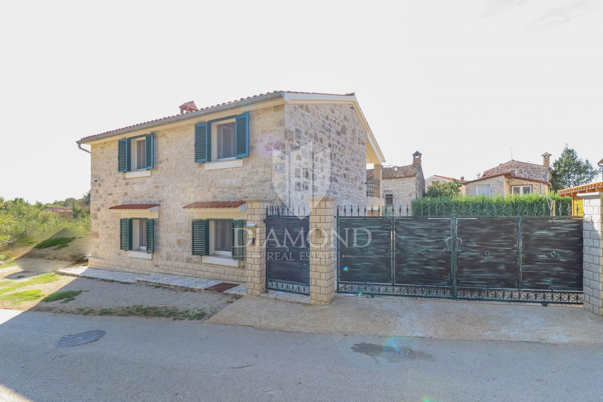 Poreč, okolica, prenovljena avtohtona istrska kamnita hiša na mirni lokaciji!