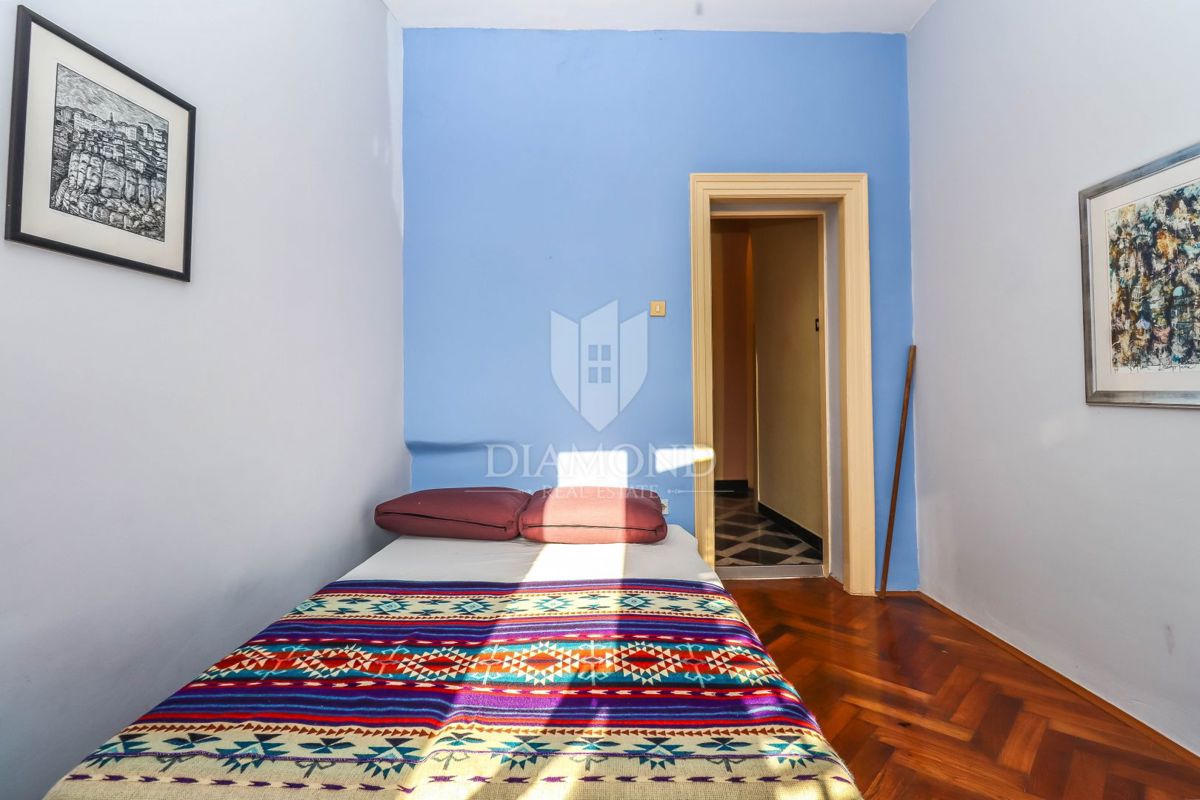 NE ZAMUDITE! Stanovanje s 3 spalnicami in dnevno sobo v centru Pule! 
