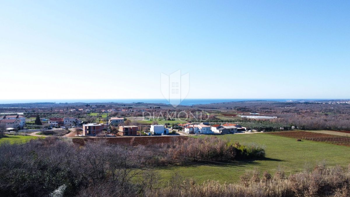 Poreč – Okolica – Čudovita Gradbena Parcela z Oljčnim Nasadom