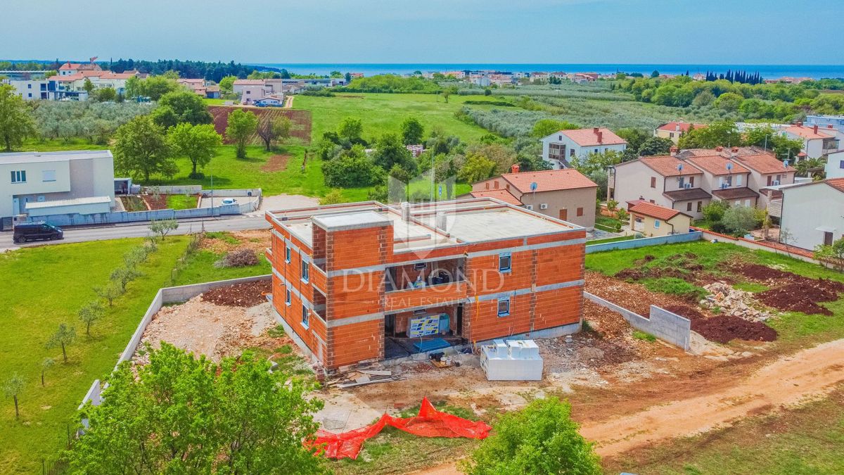 Novigrad, stanovanje s strešno teraso in pogledom na morje!