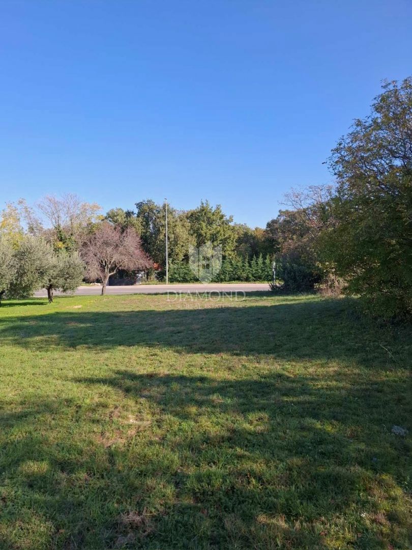 GRADBENO ZEMLJIŠČE, 2 KM OD LABINA